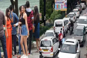 तीन दिन के वीकेंड में आजादी का जश्न मनाने नैनीताल पहुंचे सैलानी, टैक्सी से लेकर होटल का बढ़ गया किराया