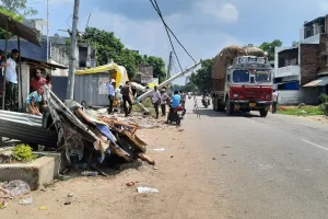 अयोध्या: ट्रक ने बिजली पोल तोड़ गुमटी में टक्कर मारी, एक घायल
