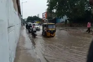 मथुरा: थोड़ी देर की बारिश में खुली एनएचएआई के कार्यों की पोल, टाउनशिप के पास हाईवे पर हुआ जलभराव