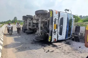 रायबरेली : गंग नहर पुल पर पलटा ट्रक, आवागमन ठप
