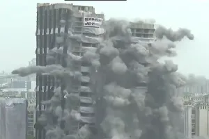 ट्विन टावर: जमींदोज हुआ ट्विन टावर, मलबे के गुबार से पटा इलाका