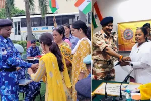 बरेली: जवानों के माथे पर तिलक कर हाथ में बांधा रक्षा सूत्र