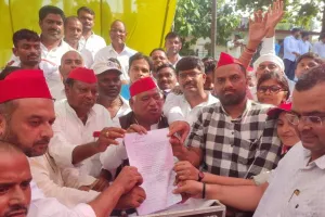 अयोध्या: किसानों की समस्याओं को लेकर सपा ने दिया धरना, राज्यपाल ने नाम दिया ज्ञापन