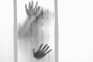 तीन दिन बाथरूम में फंसी रही महिला, जीने की उम्मीद खोने पर लिपस्टिक से दीवार पर लिखी वसीयत