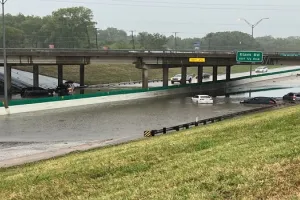 America: टेक्सास के गवर्नर ने जारी किया आपदा घोषणापत्र, बाढ़ से 100 घर क्षतिग्रस्त