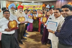 रामपुर: स्कूलों में स्वच्छता रखने पर शिक्षक हुए सम्मानित