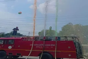 मुरादाबाद: पुलिस के पीआरवी वाहनों में किया तिरंगा पास्ट मार्च, दमकल में पानी से बनाया तिरंगा