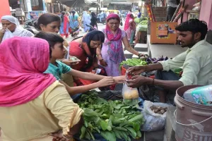 मुरादाबाद: रसोई से दूर हो रहीं महंगी सब्जियां