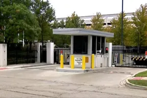 शिकागो में एफबीआई कार्यालय की सुरक्षा में चूक, बाड़ फांदकर व्यक्ति ने इमारत पर किया पथराव