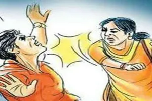 रामपुर : प्रेमिका के साथ घूमते हुए दिखा पति, पत्नी ने लगाई चप्पल से पिटाई