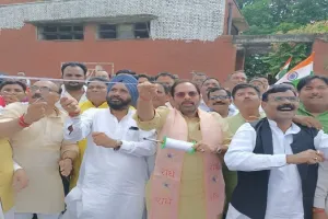 रामपुर : फिजीकल स्टेडियम में नकवी ने 75 पतंगें उड़ाकर तिरंगे को किया सलाम