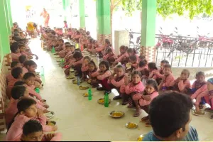 अयोध्या: परिषदीय विद्यालय के शिक्षकों के लिए संकट बना हलवा, खीर और लड्डू, विभाग भी परेशान, जानें वजह