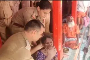 अयोध्या: सरयू में स्नान के समय युवक व हनुमान गढ़ी में बुजुर्ग महिला चक्कर खाकर गिरी, दोनों को अस्पताल में कराया गया भर्ती