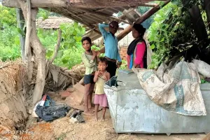 बहराइच: आम्बा गांव में हाथी ने आज फिर ढहाए तीन घर, भगाते समय चोटिल हुईं महिलाएं