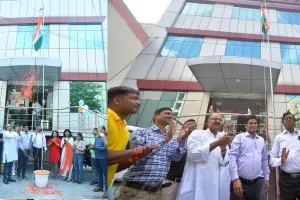 आजादी की 75वीं वर्षगांठ पर अमृत विचार के लखनऊ कार्यालय में किया गया ध्वजारोहण
