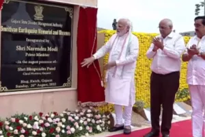 गुजरात दौरा: PM मोदी का रोड शो, भूकंप से मरने वालों की याद में बने स्मारक का किया उद्घाटन