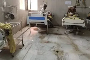 लखनऊ: बलरामपुर अस्पताल के लावारिस वार्ड में फैली गंदगी, तेज बदबू के बीच रहने को मजबूर मरीज