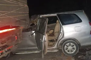 अयोध्या: ओवरटेक करने के चक्कर में ट्रक में पीछे से घुसी इनोवा, एक की दर्दनाक मौत