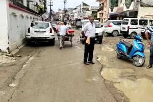 लखनऊ: आलमबाग का चंदर नगर इलाका अपनी बदहाली पर बहा रहा आंसू, आए दिन होते हैं हादसे