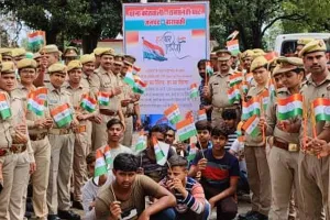 बाराबंकी: हर घर तिरंगा लहराने के लिए सड़क पर उतरी पुलिस, झंडा फहराने के नियम से लोगों को कराया अवगत