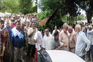 कानपुर: लाल इमली के मजदूरों ने मेट्रो कार्य रोककर किया बकाए भुगतान की मांग