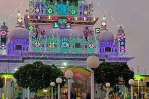 बाराबंकी: अकीदत के साथ अदा की गई हाजी वारिस अली के कुल शरीफ की रस्म, रंग बिरंगी रोशनी में नहाया देवा शरीफ