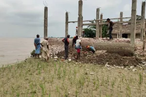 बहराइच: अपने ही हाथों से अपना मकान तोड़ रहे हैं ग्रामीण, जानें वजह