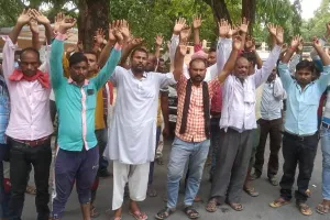 बहराइच: ऑटो चालक संघ ने समस्याओं को लेकर किया प्रदर्शन, सौंपा ज्ञापन