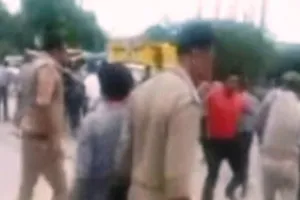 कानपुर: पुलिस ने हड़ताल पर बैठे ई-बस के परिचालकों पर लाठीचार्ज किया