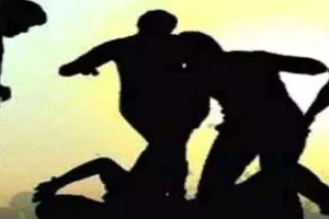 लखनऊ: सरेराह दो पक्षों में जमकर हुई मारपीट, पुलिस पेट्रोलिंग की पोल खोल