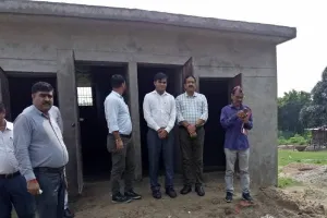 बहराइच: बीएसए ने परिषदीय विद्यालयों का किया निरीक्षण, शिक्षकों में मचा हड़कंप