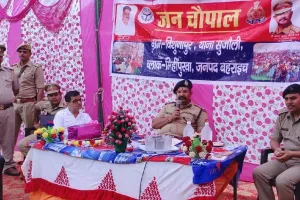 बहराइच: एसपी ने जनजातीय गांव में चौपाल लगाकर किया  ग्रामीणों का सम्मान, कहा- कुप्रथा से दूर रहे समाज के लोग