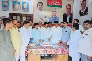 अयोध्या: सपा नेताओं ने केक काटकर मनाया आजम खान का जन्मदिन