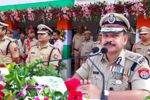 कानपुर: आजादी की 75वीं वर्षगांठ पर जिलाधिकारी और पुलिस आयुक्त ने किया ध्वजारोहण