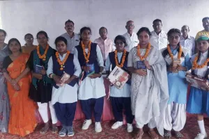 अयोध्या: सम्मान पाकर खिले छात्राओं के चेहरे, यूपी बोर्ड परीक्षा में किया था उत्कृष्ट प्रदर्शन