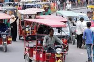 लखनऊ: राजधानी के हर चौराहों पर फिर ई-रिक्शों का कब्जा, प्रतिबंधित रूटों पर भी रोक नहीं लगा पा रहे जिम्मेदार