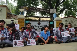 वाराणसी: साथी की मौत से छात्रों में जबरदस्त आक्रोश, बहन के साथ विद्यालय के गेट पर दिया धरना