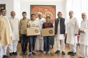 अखिलेश यादव ने सीबीएसई परीक्षा में उत्कृष्ट प्रदर्शन करने वाली छात्राओं को दिया लैपटॉप