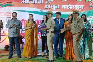 बहराइच: अमृत महोत्सव वीर रस संध्या का हुआ समापन, मैराथन दौड़ में शामिल सिपाहियों को मिला सम्मान