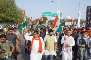 लखनऊ: दो किमी लंबे तिरंगे के साथ देशभक्ति में रंगे लोग, केशव मौर्य व एके शर्मा ने किया उत्साहवर्धन