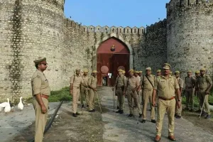 प्रतापगढ़: राजा भैया के आंदोलनरत पिता को पुलिस ने किया घर में नजरबंद