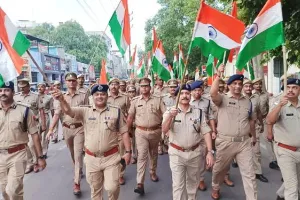 कानपुर: तिरंगे के संग भ्रमण पर निकले पुलिस कमिश्नर, कराया भयमुक्त माहौल का अहसास