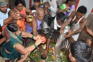 अयोध्या: सावन के आखिरी सोमवार को शिवालयों में उमड़ी भक्तों की भीड़, लगे हर हर महादेव के जायकारे