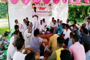 अयोध्या: महंगाई को लेकर कांग्रेस ने लगाया चौपाल, लोगों से किया संवाद