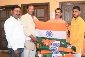 अयोध्या: आजादी का अमृत महोत्सव मनाने के लिये महापौर ने नगर भाजपा को दिये पांच हजार राष्ट्रध्वज