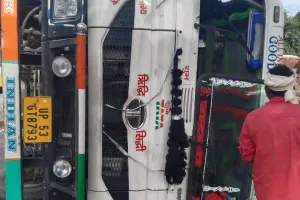 बाराबंकी: गाय को बचाने के चक्कर में बाजरे से भरा ट्रेलर पलटा, चार घायल