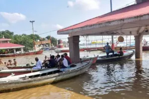 वाराणसी: बाढ़ से घिरा बनारस, खतरे के निशान से ऊपर बह रही गंगा नदी