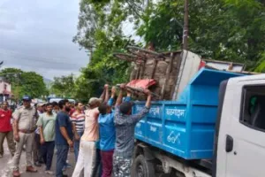 हल्द्वानी: वर्कशॉप लाइन में फुटपाथ पर खड़े ठेले खदेड़े गए