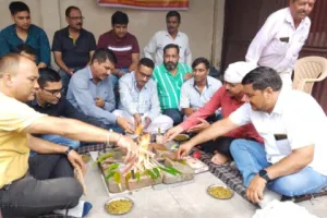 धामी सरकार की बुद्धि शुद्धि के लिए हल्द्वानी में ठेकेदारों ने किया यज्ञ, रॉयल्टी नीति का कर रहे विरोध… देखें VIDEO