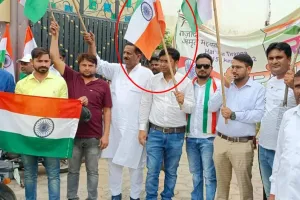 बरेली: अधिशासी अधिकारी कर रहे राष्ट्र ध्वज का अपमान, उल्टा तिरंगा लेकर निकाली रैली